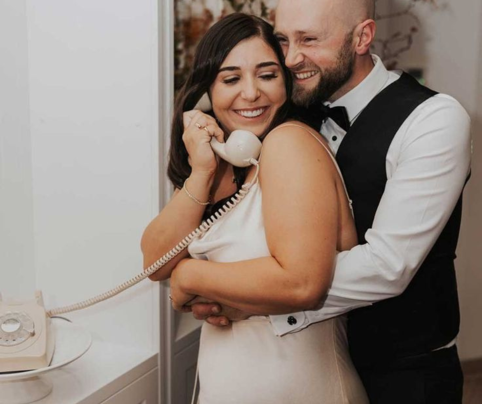 couple mariés avec un téléphone livre d'or audio à leur mariage